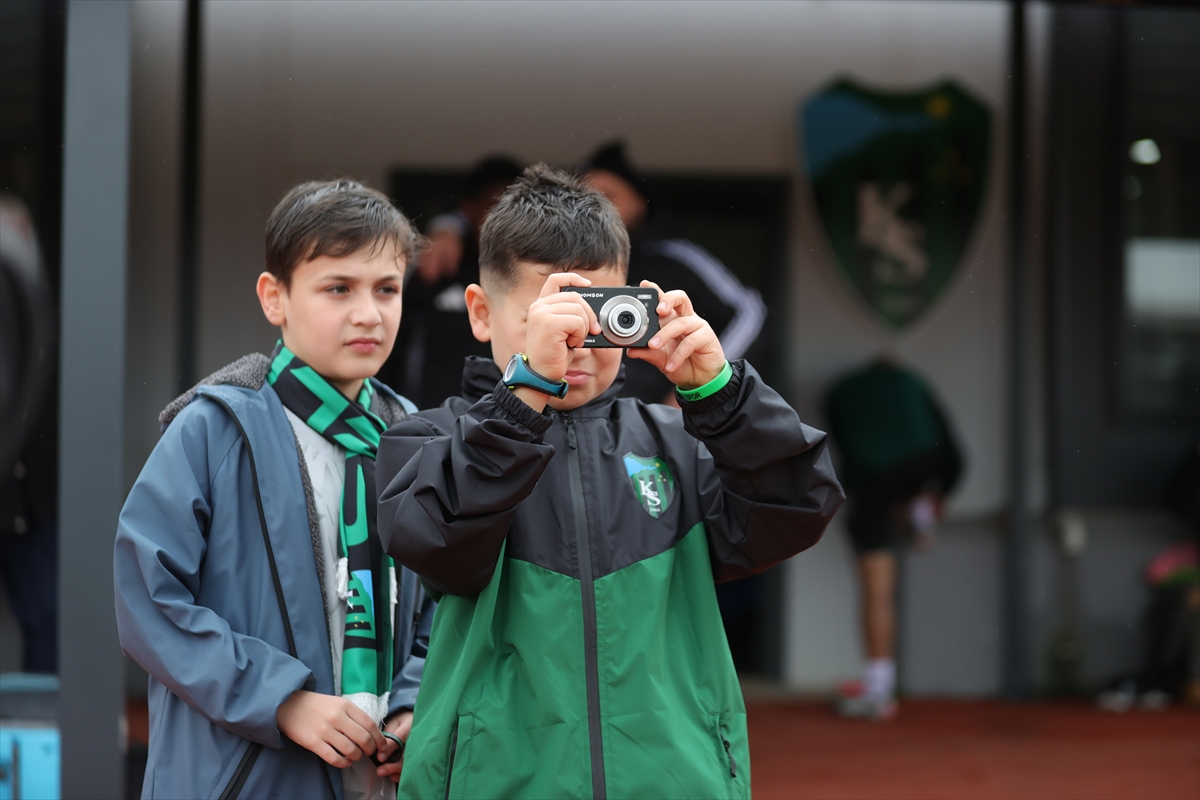 AA-20260422-41177320-41177302-SERDAR_DURSUNDAN_GOLUNU_TUSLU_CEP_TELEFONUYLA_KAYDEDEN_MINIK_TARAFTARA_ANLAMLI_HEDIYE