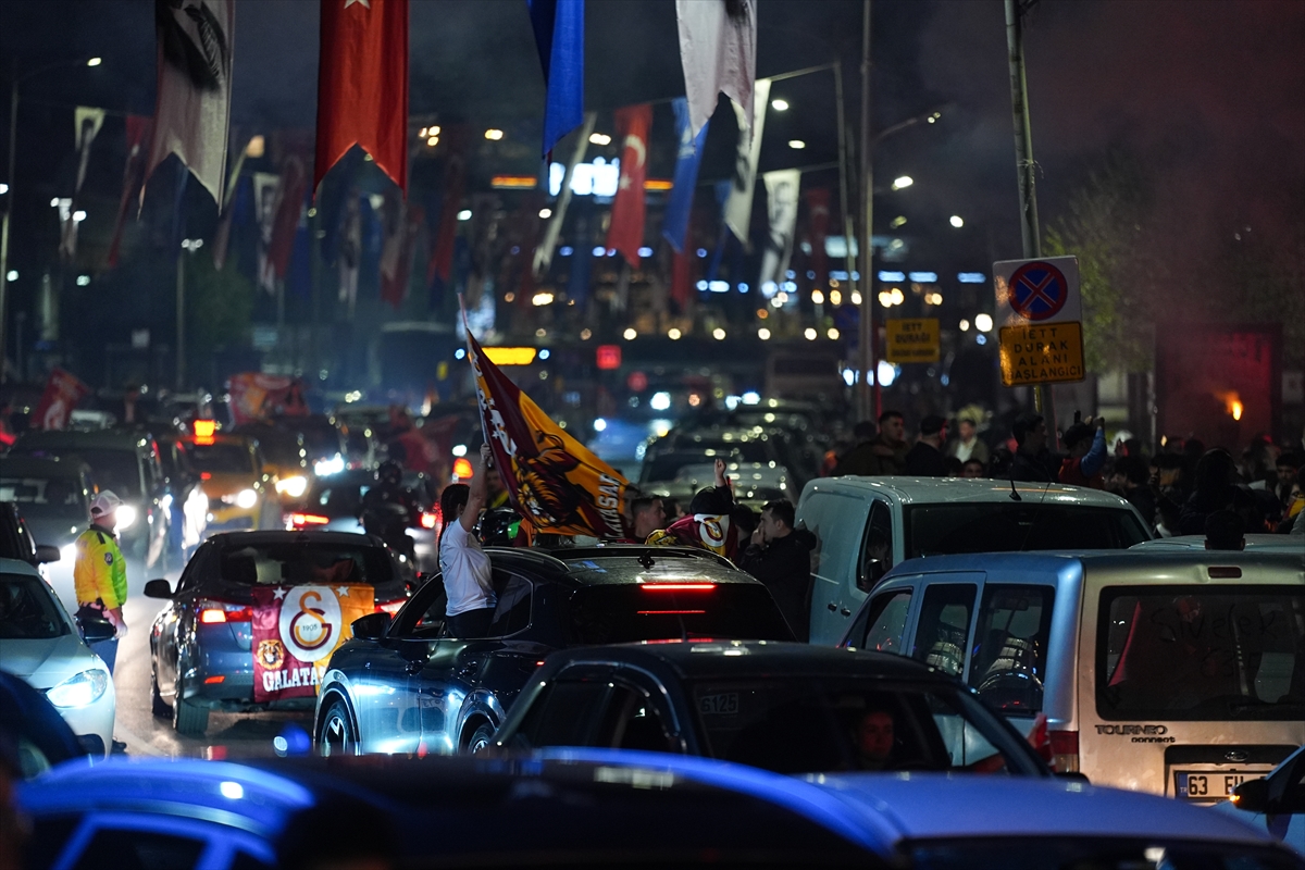 AA-20260509-41336887-41336883-GALATASARAYLI_TARAFTARLAR_26_SAMPIYONLUGUNU_KUTLUYOR - Kopya