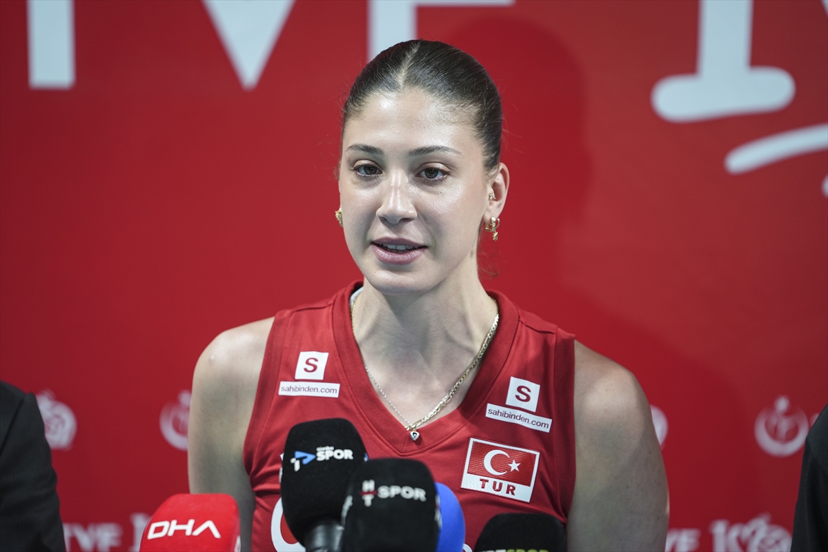 AA-20260518-41422458-41422457-A_MILLI_KADIN_VOLEYBOL_TAKIMI_BASIN_MENSUPLARIYLA_BIR_ARAYA_GELDI