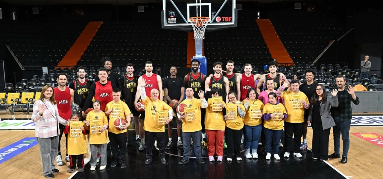 Mersin Spor antrenmanına anlamlı ziyaret