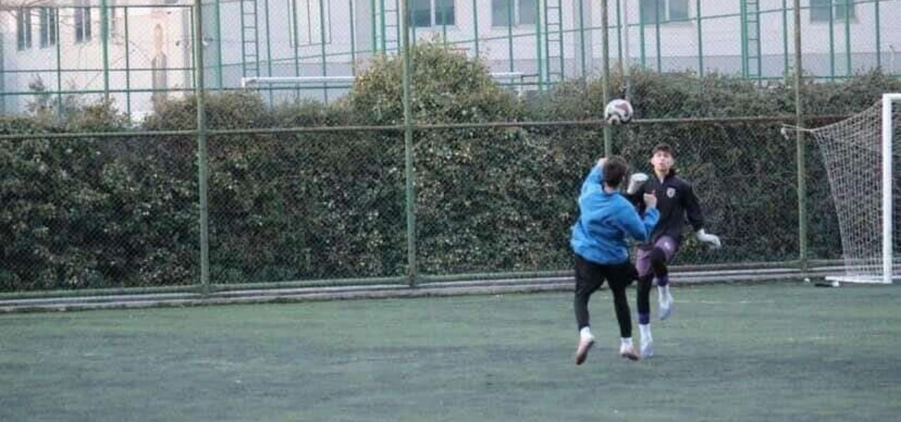 Kaleciyle çarpışan genç futbolcunun böbreği parçalandı
