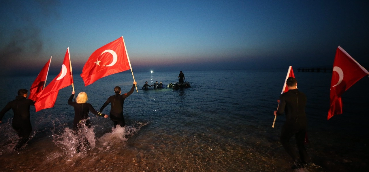Türk dalgıçtan dünya rekoru: 36 saat suda kaldı