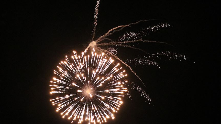 Millilerin oteli önünde havai fişek provokasyonu: 2 gözaltı