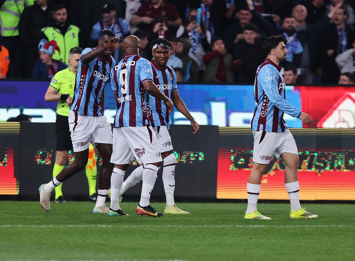 Trabzonspor, Galatasaray karşısında ilk yarıyı 1-0 önde kapattı