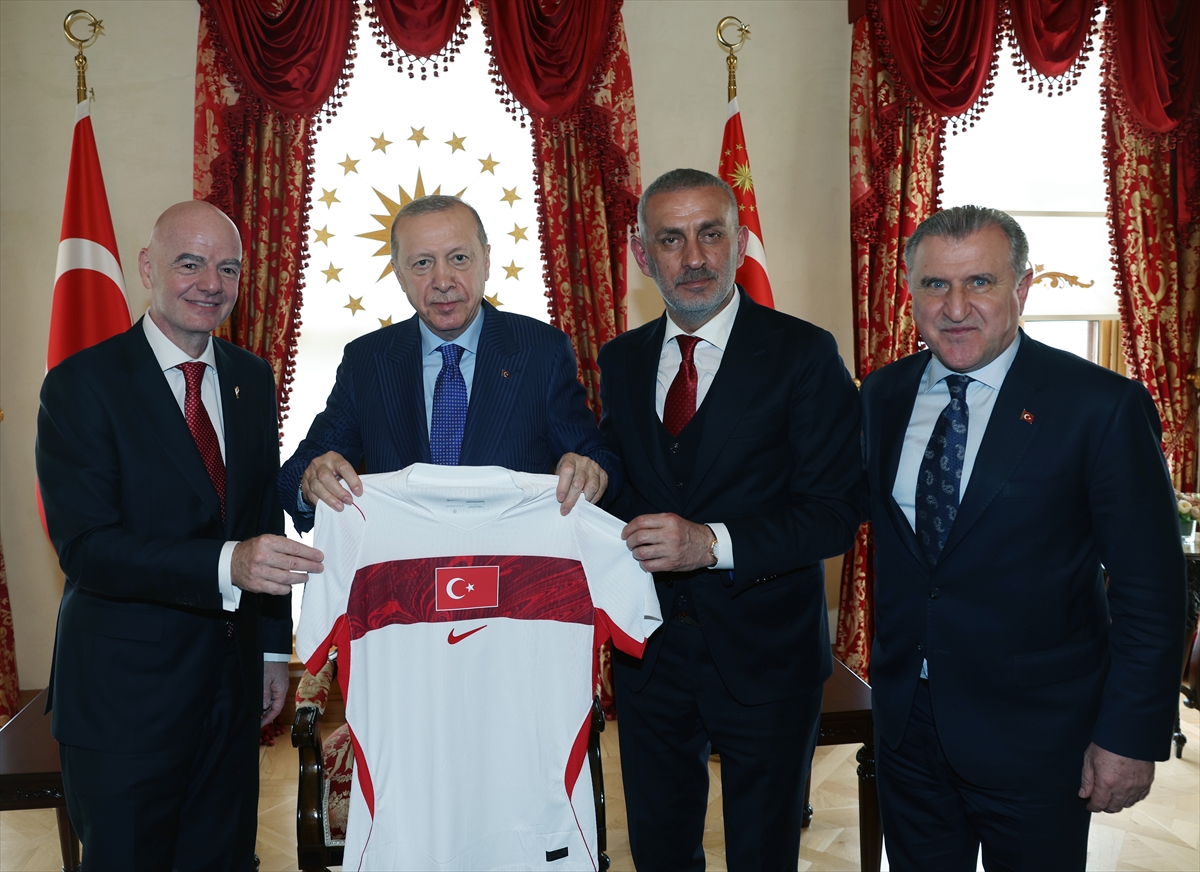 Erdoğan’a FIFA’dan özel forma ve dünya kupası