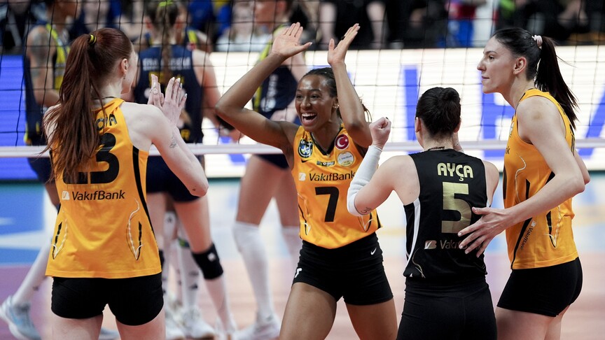 Finalde nefes kesen maç, VakıfBank kupayı kaldırdı!