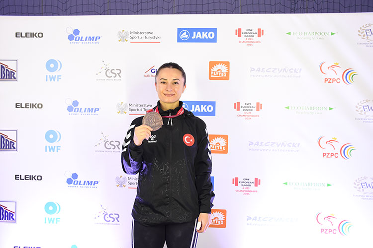 Cansel Özkan 3 bronz madalya ile Avrupa'da boy gösterdi