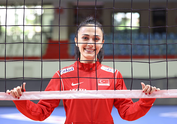 Eczacıbaşı, savunmanın lideri Simge Aköz ile yola devam dedi