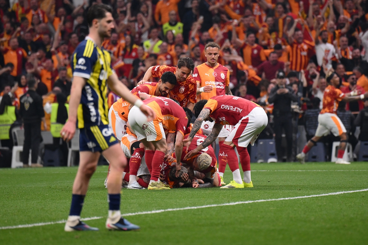 Derbide ağır yenilgi: Fenerbahçe zirveden koptu