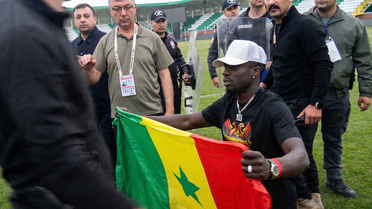 Diagne bayrak açtı, polis müdahale etti: Yanlış anlaşılma gerginlik yarattı