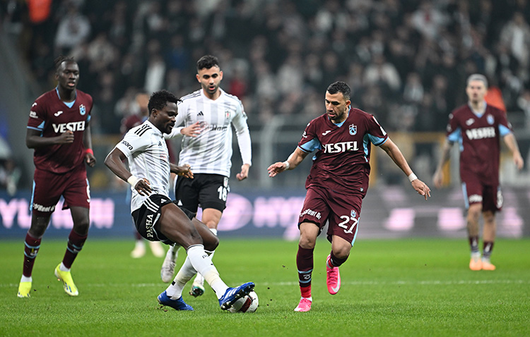 Tüpraş Stadyumu’nda dev derbi heyecanı başladı, işte ilk 11'ler