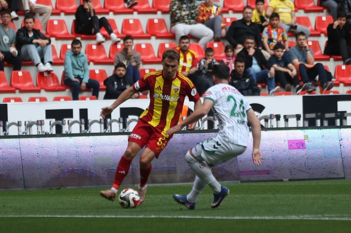 Kayserispor-Konyaspor maçında ilk yarı sessiz geçti