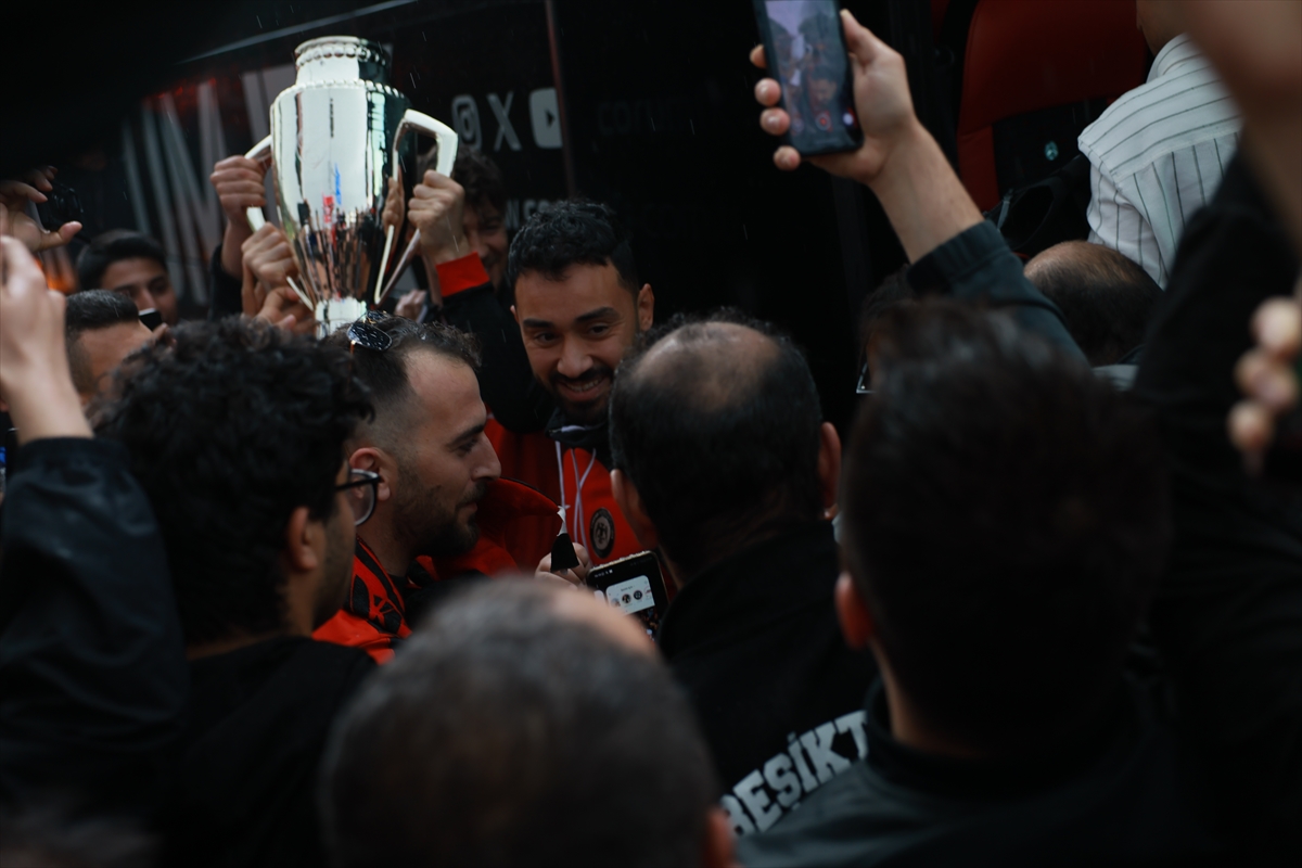 Çorum FK Süper Lig’e çıktı, taraftarlar yollara döküldü
