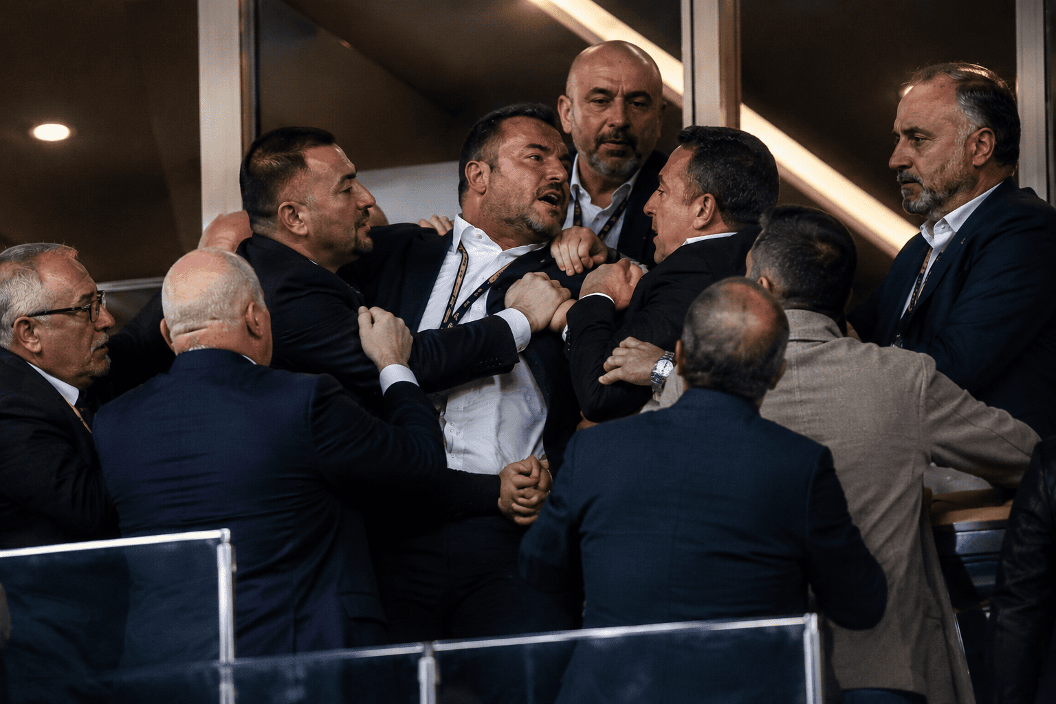 Fenerbahçe kongresinde locada kavga çıktı