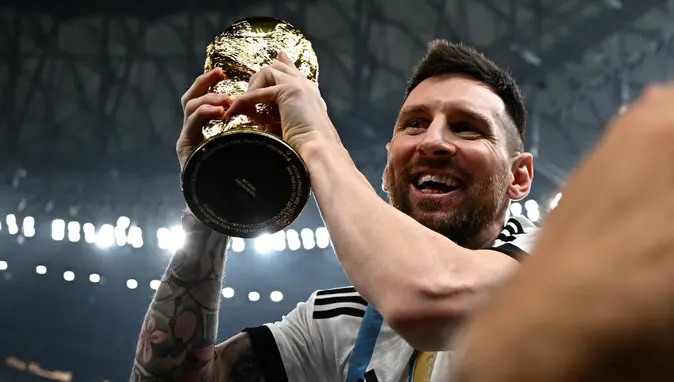 Katar 2022'de tarih yazıldı: Messi hem kupayı hem rekoru aldı