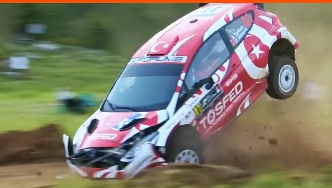 Rallide korku dolu anlar! Etapta yarış durduruldu