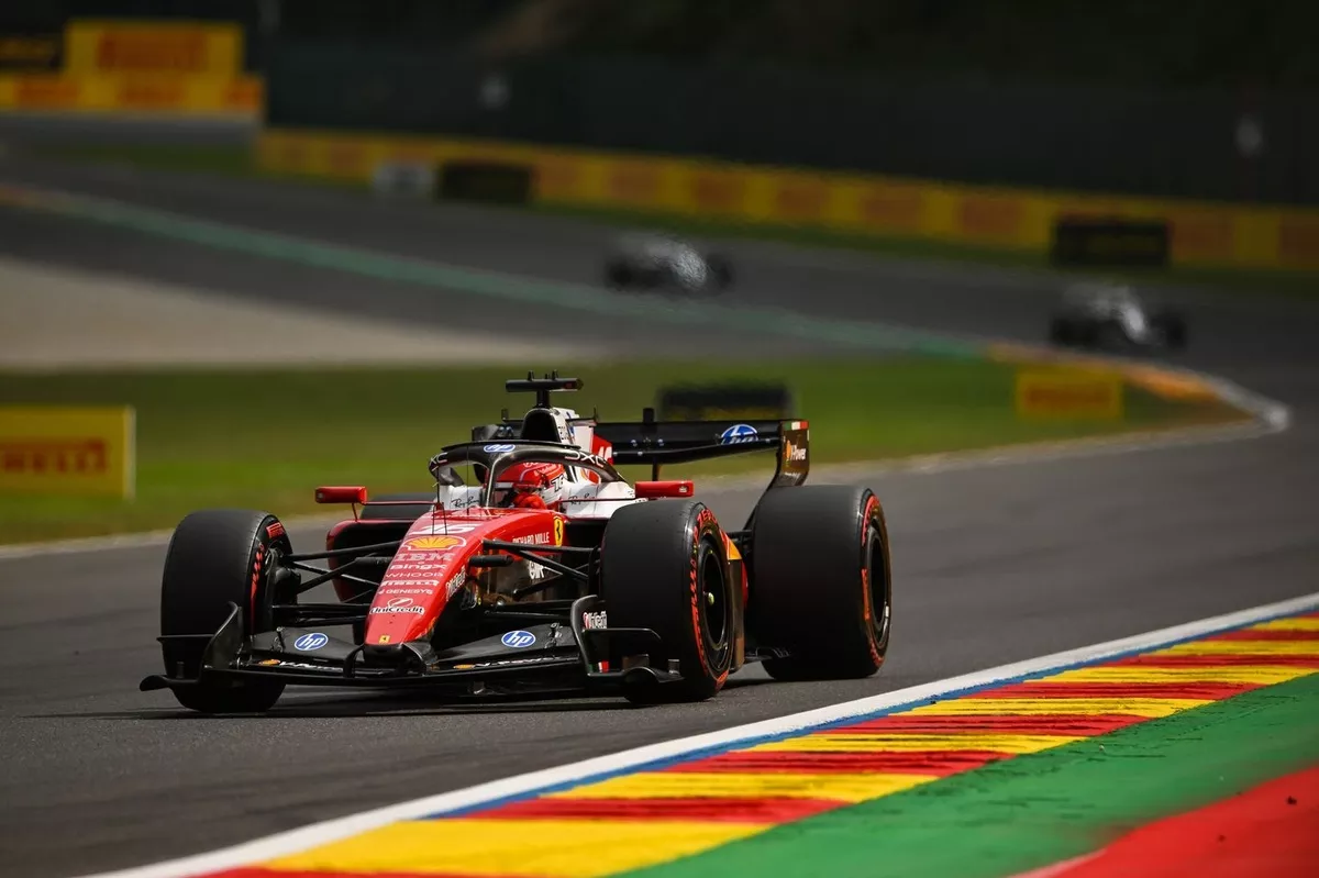 Verstappen yetişemedi! İlk antrenman Leclerc'in