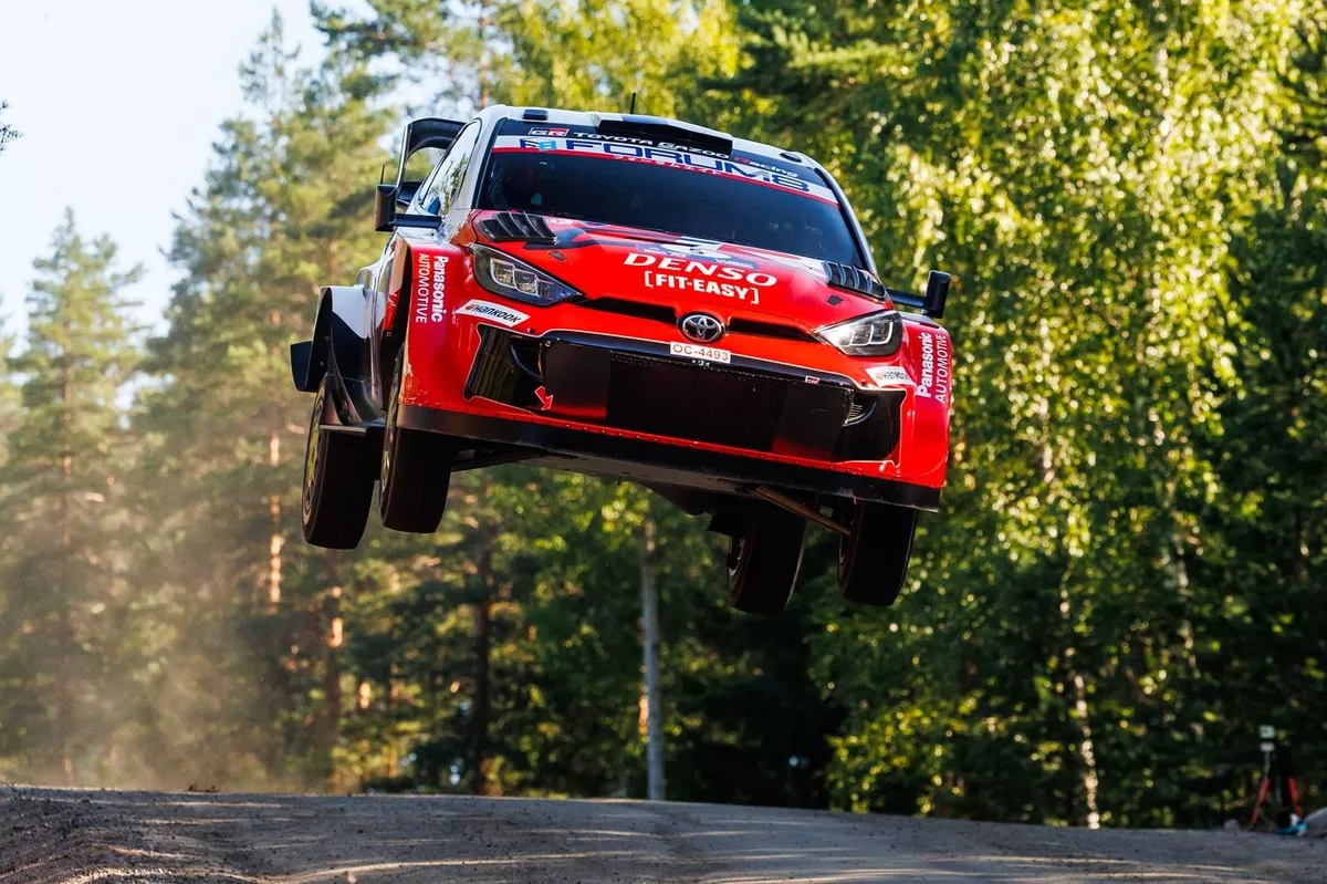 Finlandiya'da Sami Pajari fırtınası! WRC'de zirveye bir adım daha