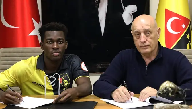 İstanbulspor'dan genç yeteneğe profesyonel imza
