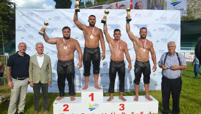 Sinan Yıldız, Karamürsel’de başpehlivan oldu