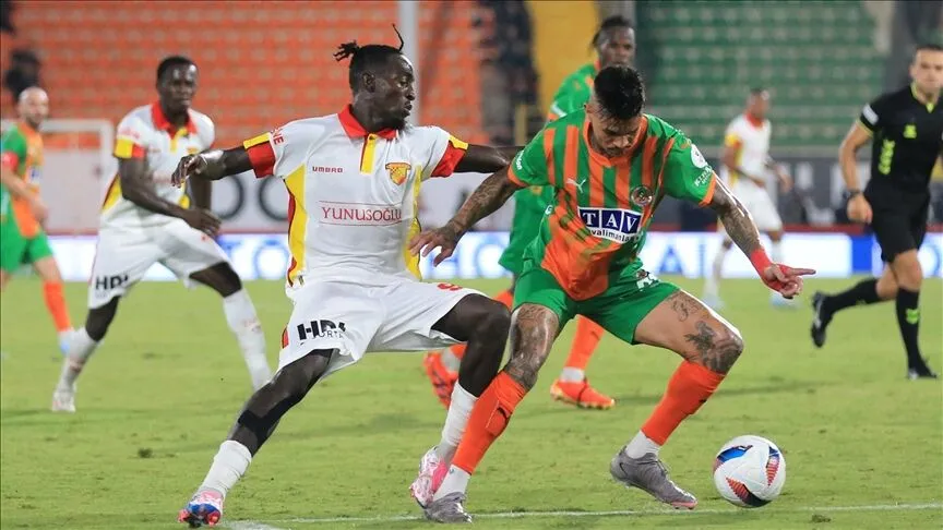 Alanyaspor-Göztepe karşılaşmasında ilk düdük çaldı