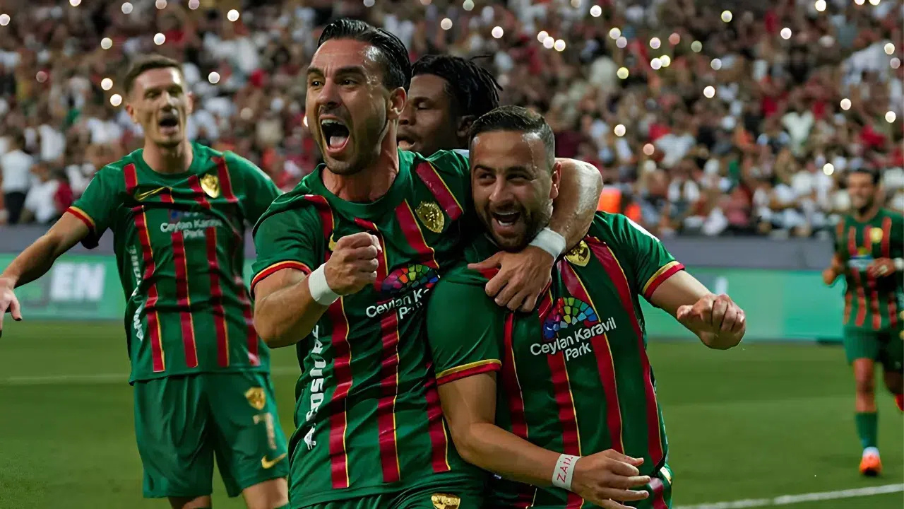 Amedspor kutlamalarında havai fişekler yangın çıkardı: 1 itfaiye eri yaralandı
