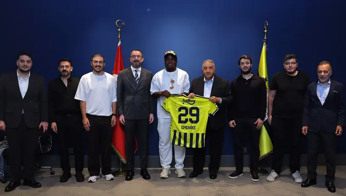 Emenike'den Fenerbahçe'ye ziyaret: "Biz kocaman bir aileyiz"