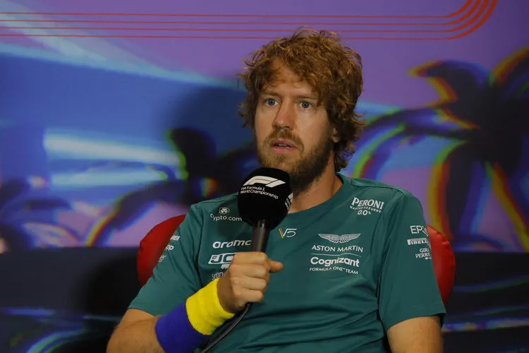 Eski şampiyon Sebastian Vettel Formula 1'e dönecek mi?