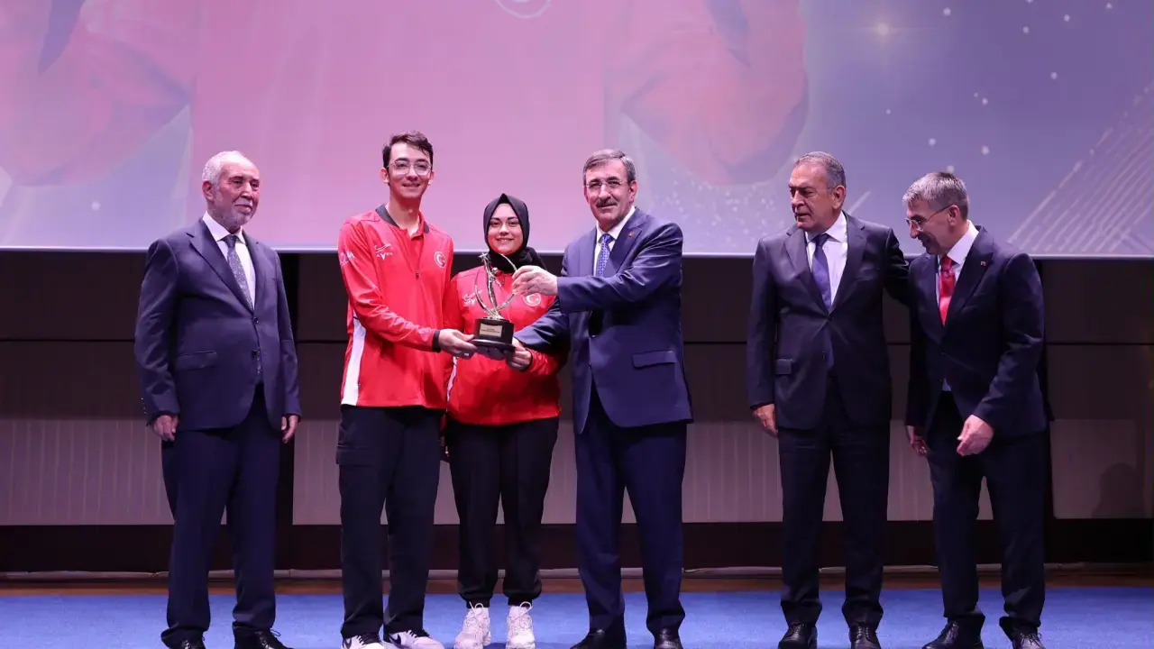 Türk sporunun gurur gecesi: Milli yıldızlar ödüllerle buluştu