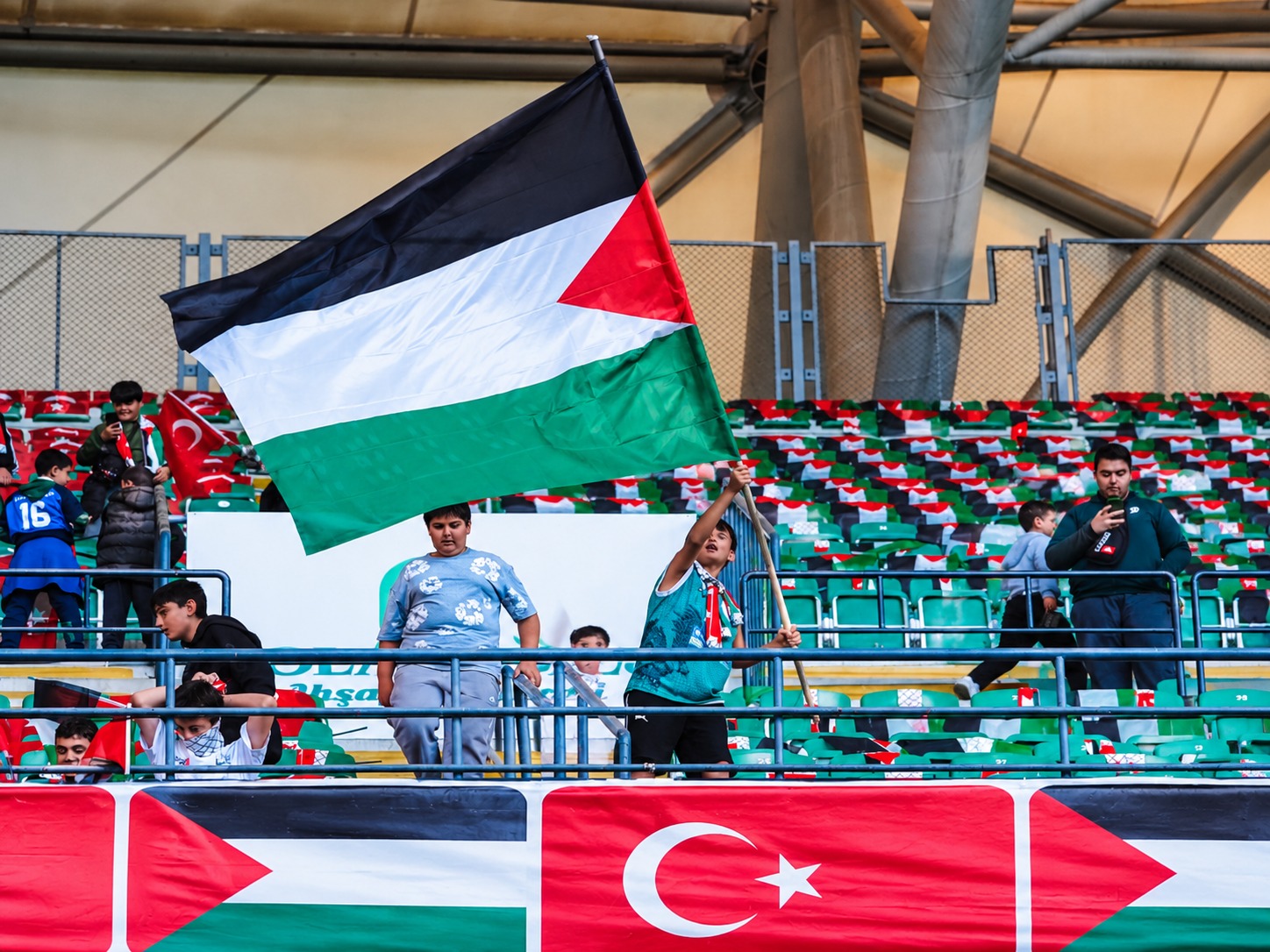 Konyaspor, Filistin Milli Takımı'nı bayraklarla ağırladı
