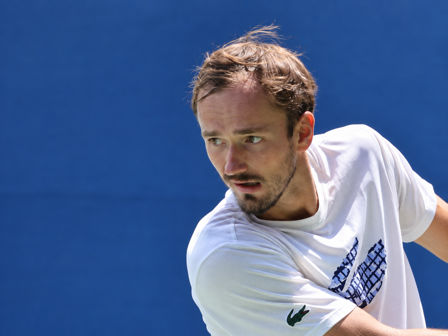 Çin Açık’ta Medvedev diskalifiye edildi, Djokovic finale çıktı