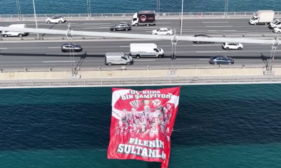 “3 Kupa, 1 Şampiyon” bayrakları İstanbul Boğazı’nda